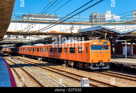 Train local à la station Tennoji à Osaka Banque D'Images