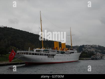 Mustafa Kemal Ataturk's yacht Savarona à la côte du Bosphore Banque D'Images