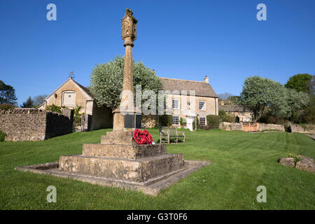 War Memorial et village green, Guiting Power, Cotswolds, Gloucestershire, Angleterre, Royaume-Uni, Europe Banque D'Images