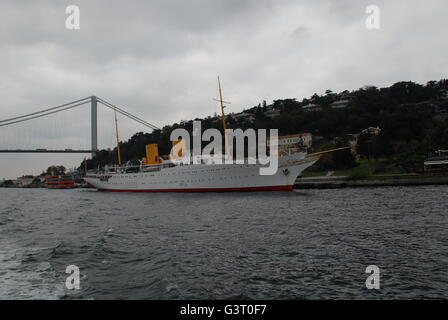 Mustafa Kemal Ataturk's yacht Savarona à la côte du Bosphore Banque D'Images