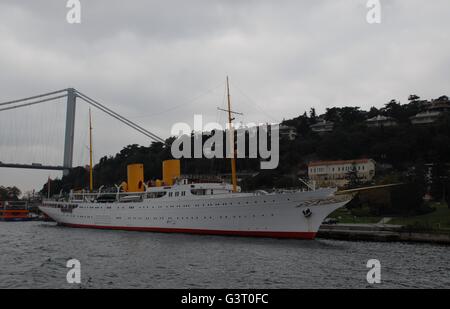 Mustafa Kemal Ataturk's yacht Savarona à la côte du Bosphore Banque D'Images