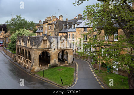 Halle et maisons en pierre de Cotswold le long de High Street, Chipping Campden, Cotswolds, Gloucestershire, Angleterre, Royaume-Uni Banque D'Images