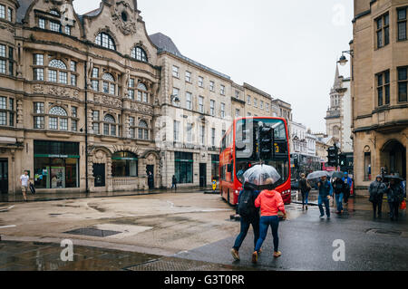 Oxford, Royaume-Uni - 12 août 2015 : Les personnes qui traversent la rue en un jour de pluie. La ville est la maison de l'Université d'Oxford Banque D'Images