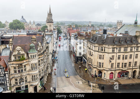 Oxford, Royaume-Uni - 12 août 2015 : High angle view of Oxford un jour de pluie. La ville est connue comme la maison de l'Université d'Oxford. Banque D'Images