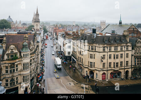 Oxford, Royaume-Uni - 12 août 2015 : High angle view of Oxford un jour de pluie. La ville est connue comme la maison de l'Université d'Oxford, Banque D'Images