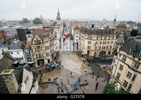 Oxford, Royaume-Uni - 12 août 2015 : High angle view of Oxford un jour de pluie. La ville est connue comme la maison de l'Université d'Oxford, Banque D'Images