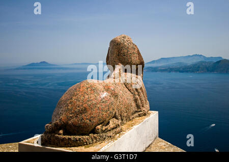 Le célèbre Sphinx donnant sur le Vésuve et la baie de Naples à la Villa San Michele, l'ancienne maison d'auteur/médecin Axel Munthe Banque D'Images