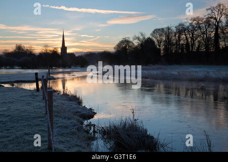 Burford church et rivière Windrush sur frosty matin d'hiver, Burford, Cotswolds, Oxfordshire, Angleterre, Royaume-Uni, Europe Banque D'Images