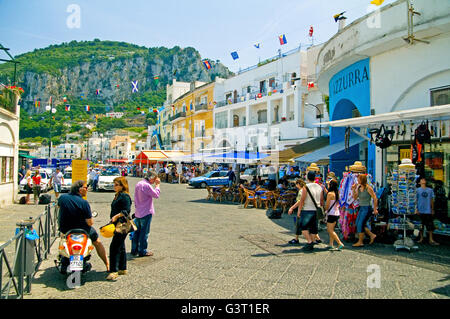 Le front de mer dans le port de Capri est bordée de magasins touristiques et cafés - arrêt Sorrento, dans la baie de Naples, Italie Banque D'Images