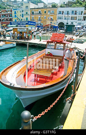 Un vieux bateau pour prendre les touristes à la grotte bleue dans le port sur l'île de Capri dans la baie de Naples, Italie Banque D'Images