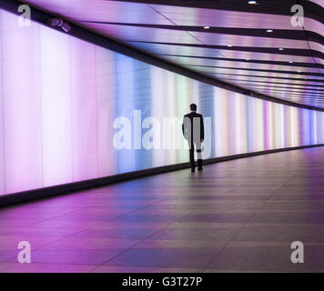 Tubes pour arrosage à paroi mince lumineux par Karina Armburg Jennings en tunnel pour piétons à la gare de Kings Cross, London Banque D'Images