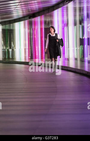 Tubes pour arrosage à paroi mince lumineux par Karina Armburg Jennings en tunnel pour piétons à la gare de Kings Cross, London Banque D'Images