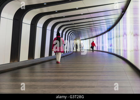 Tubes pour arrosage à paroi mince lumineux par Karina Armburg Jennings en tunnel pour piétons à la gare de Kings Cross, London Banque D'Images