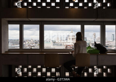 Londres, Royaume-Uni. 14 juin 2016. Vue sur les toits de Londres avec la Cathédrale St Paul du restaurant à la maison de l'interrupteur de la Tate Modern. Appuyez sur aperçu de la nouvelle Tate Modern qui sera ouvert au public cette semaine. Credit : ukartpics/Alamy Live News Banque D'Images