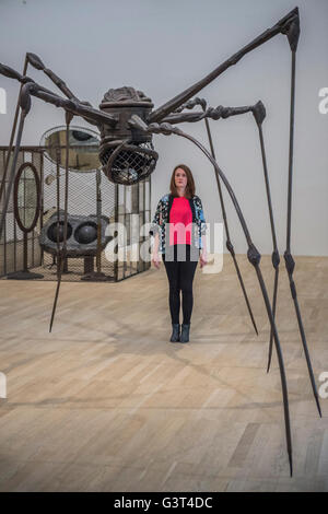 Londres, Royaume-Uni. 14 Juin, 2016. "Une araignée' par Louise Bourgeois - La nouvelle Tate Modern est ouvert au public le vendredi 17 juin. Le nouveau commutateur Chambre bâtiment est conçu par les architectes Herzog & de Meuron, qui a également conçu la conversion initiale de la Bankside Power Station en 2000. Crédit : Guy Bell/Alamy Live News Banque D'Images