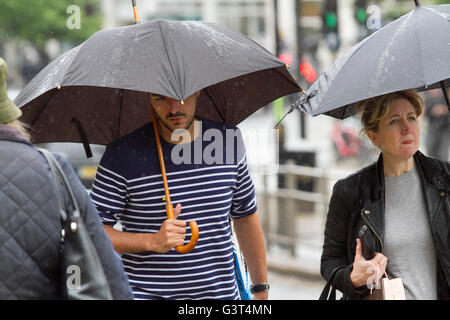 Wimbledon Londres, Royaume-Uni. 14 juin 2016. Les piétons s'abriter sous les parapluies que le Met Office prévoit de nouvelles précipitations au cours des prochains jours et une prévision juin humide Crédit : amer ghazzal/Alamy Live News Banque D'Images