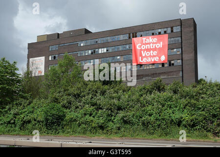 Dudley, West Midlands, Royaume-Uni ; 14 juin 2016. Une bannière énorme des Brexit vu sur le côté d'une épave et déserte immeuble de bureaux à Dudley cet après-midi, comme un sondage TNS à partir d'aujourd'hui donne à la campagne un congé de sept points d'avance. Crédit : Andrew Lockie/Alamy Live News Banque D'Images