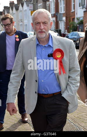 Tooting, Londres, Royaume-Uni. 14 Juin, 2016. Jeremy Corbyn le chef du parti travailliste pour soutenir Tooting visite candidat Dr Rosena qui Allin-Khan est debout dans l'élection par causée par le vide créé lorsque Sadiq Khan démissionné lorsqu'il est devenu maire de Londres. Credit : JOHNNY ARMSTEAD/Alamy Live News Banque D'Images