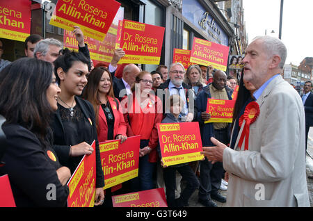 Tooting, Londres, Royaume-Uni. 14 Juin, 2016. Jeremy Corbyn le chef du parti travailliste pour soutenir Tooting visite candidat Dr Rosena qui Allin-Khan est debout dans l'élection par causée par le vide créé lorsque Sadiq Khan démissionné lorsqu'il est devenu maire de Londres. Credit : JOHNNY ARMSTEAD/Alamy Live News Banque D'Images