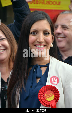 Tooting, Londres, Royaume-Uni. 14 Juin, 2016. Jeremy Corbyn le chef du parti travailliste pour soutenir Tooting visite candidat Dr Rosena qui Allin-Khan est debout dans l'élection par causée par le vide créé lorsque Sadiq Khan démissionné lorsqu'il est devenu maire de Londres. Credit : JOHNNY ARMSTEAD/Alamy Live News Banque D'Images