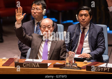 New York, New York, USA. 15 Juin, 2016. Liu Jieyi(avant), Représentant permanent de la Chine auprès de l'Organisation des Nations Unies, les votes en faveur d'une résolution du Conseil de sécurité pour assurer la mise en œuvre de l'embargo sur les armes à la Libye, au siège des Nations Unies à New York, le 14 juin 2016. Source : Xinhua/Alamy Live News Banque D'Images