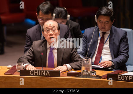 New York, New York, USA. 15 Juin, 2016. Liu Jieyi(avant), Représentant permanent de la Chine auprès de l'Organisation des Nations Unies, parle après vote en faveur d'une résolution du Conseil de sécurité pour assurer la mise en œuvre de l'embargo sur les armes à la Libye, au siège des Nations Unies à New York, le 14 juin 2016. Source : Xinhua/Alamy Live News Banque D'Images