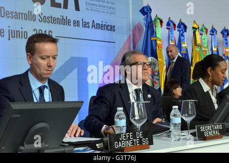 Santo Domingo, République dominicaine. 14 Juin, 2016. Image fournie par l'Organisation des États américains (OEA), indique le Secrétaire général de l'OEA, Luis Almagro (C), la participation à la 46e Assemblée Générale Ordinaire de l'OEA tenue à Santo Domingo, capitale de la République dominicaine, le 14 juin 2016. Credit : Francis Guerrero/SV/Xinhua/Alamy Live News Banque D'Images