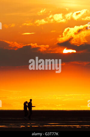 Southport, Merseyside. UK 14-Jun-2016 UK Weather : un magnifique coucher de soleil apparaît sur le littoral de Southport. Après quelques jours de pluies diluviennes il semble que le temps chaud et ensoleillé est prêt à retourner. Credit : Cernan Elias/Alamy Live News Banque D'Images