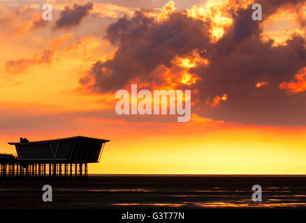 Southport, Merseyside. UK 14-Jun-2016 UK Weather : un magnifique coucher de soleil apparaît sur le littoral de Southport. Après quelques jours de pluies diluviennes il semble que le temps chaud et ensoleillé est prêt à retourner. Credit : Cernan Elias/Alamy Live News Banque D'Images