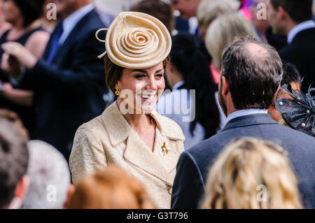 Hillsborough, l'Irlande du Nord, Royaume-Uni. 14 Juin, 2016. La duchesse de Cambridge assiste à l'Irlande du Nord, Secrétaire d'État, fête champêtre annuelle. Crédit : Stephen Barnes/Alamy Live News Banque D'Images