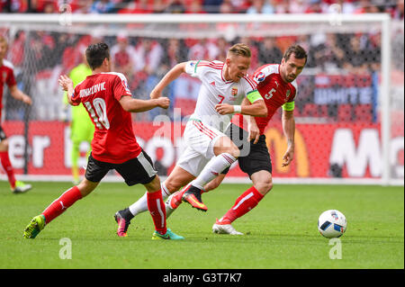 Balazs Dzsudzsak (Hongrie) Christian Fuchs (Autriche) Zlatko Apartment Ankica (Autriche) ; 14 juin 2016 - Football : UEFA Euro France 2016, Groupe F, l'Autriche 0-2 la Hongrie au Nouveau Stade de Bordeaux, Bordeaux, France. Credit : aicfoto/AFLO/Alamy Live News Banque D'Images