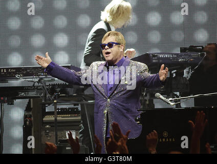 Liverpool, Royaume-Uni. 14 Juin, 2016. La scène d'Elton John à Liverpool Echo Arena Crédit : Ernie Pollard/Alamy Live News Banque D'Images