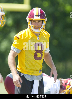 Ashburn, Virginia, USA. 14 Juin, 2016. Redskins de Washington quarterback Kirk Cousins (8) participe à l'ancien combattant au parc Redskins Minicamp à Ashburn, en Virginie, le mardi 14 juin 2016.Crédit : Ron Sachs/CNP Crédit : Ron Sachs/CNP/ZUMA/Alamy Fil Live News Banque D'Images