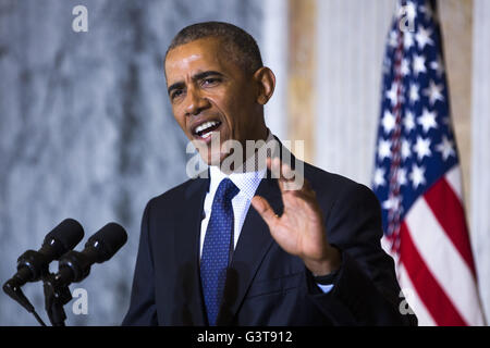 Washington, District de Columbia, Etats-Unis. 14 Juin, 2016. Le président Barack Obama parle sur le tournage d'Orlando au ministère du Trésor après convocation avec son conseil national de sécurité. Obama attaqué directement la proposition de Donald Trump pour interdire les musulmans d'entrer aux États-Unis. Crédit : Jim Loscalzo/CNP/ZUMA/Alamy Fil Live News Banque D'Images