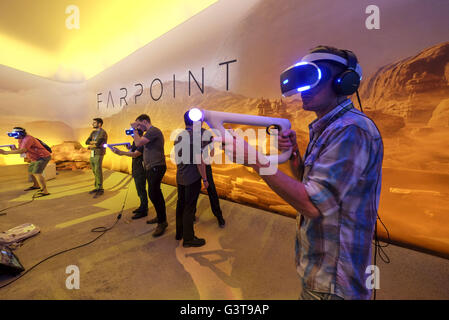 Los Angeles, Californie, USA. 14 Juin, 2016. Les joueurs vont à la virtuelle 2016 Electronic Entertainment Expo (E3) au Los Angeles Convention Center. © Ringo Chiu/ZUMA/Alamy Fil Live News Banque D'Images