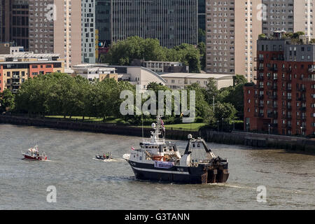 Londres, Royaume-Uni. 15 Juin, 2016. Flottille de pêcheurs britannique dirigée par le chef de l'UKIP Nigel Farage passe Canary Wharf business park les bâtiments. La flottille a été lancée tôt le matin de Southend-on-Sea à mettre en lumière le sort des pêcheurs britanniques et la poursuite de faire campagne pour la Grande-Bretagne à quitter l'Union européenne (UE) Crédit : Guy Josse/Alamy Live News Banque D'Images