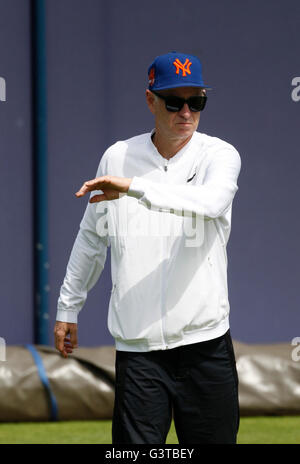Queens Club, London, UK. 15 Juin, 2016. Queens Aegon Tennis Championships Jour 3. L'ancien vainqueur de Wimbledon et Queen's, John McEnroe sur la pratique d'un tribunal sur le Queen's Club aujourd'hui. Credit : Action Plus Sport/Alamy Live News Banque D'Images