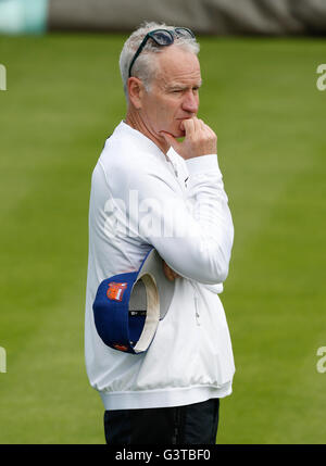 Queens Club, London, UK. 15 Juin, 2016. Queens Aegon Tennis Championships Jour 3. L'ancien vainqueur de Wimbledon et Queen's, John McEnroe sur la pratique d'un tribunal sur le Queen's Club aujourd'hui. Credit : Action Plus Sport/Alamy Live News Banque D'Images