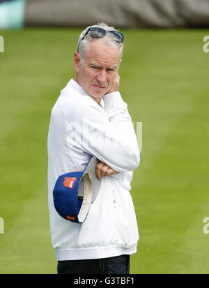 Queens Club, London, UK. 15 Juin, 2016. Queens Aegon Tennis Championships Jour 3. L'ancien vainqueur de Wimbledon et Queen's, John McEnroe sur la pratique d'un tribunal sur le Queen's Club aujourd'hui. Credit : Action Plus Sport/Alamy Live News Banque D'Images