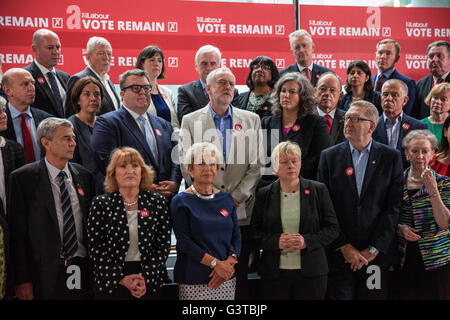 Londres, Royaume-Uni. 14 Juin, 2016. Jeremy Corbyn, chef du parti travailliste et l'opposition, s'exprime en faveur de la campagne de vote demeurent au TUC siège. Accompagné par les membres du cabinet fantôme du travail et des dirigeants syndicaux, il a encouragé l'ensemble du mouvement syndical" de vote demeurent afin d'éviter une 'bonfire' des droits des travailleurs. Credit : Mark Kerrison/Alamy Live News Banque D'Images