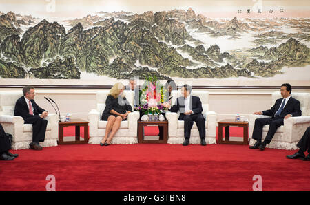 Beijing, Chine. 14 Juin, 2016. Le Conseiller d'Etat chinois et ministre de la sécurité publique de Guo Shengkun (2e R) se réunit avec le sous secrétaire du ministère américain de la sécurité intérieure Suzanne Spaulding (2L) et Bruce Swartz (1re L), sous-procureur général adjoint et Conseiller pour les affaires internationales du ministère américain de la Justice, à Beijing, Chine, le 14 juin 2016. © Xie Huanchi/Xinhua/Alamy Live News Banque D'Images