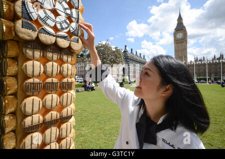 Londres, Royaume-Uni. 15 Juin, 2016 Gagnant du prix et des gâteaux. master chef Michelle Nibowo met une touche finale à sa création cup cake au profit de la Société Alzheimer. Crédit : Philip Robins/Alamy Live News Banque D'Images