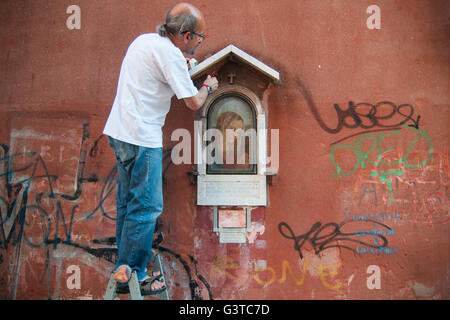 Venise, Italie. 15 Juin, 2016. Un homme commence couvrant un culte avant de nettoyer et repeindre le mur le 15 juin 2016 à Venise, Italie. L'association 'Me asegni Nizioleti" tente de nettoyer les murs des palais qui sont ruinés par les graffitis, impliquant également des étudiants américains. Comment conduire cette photo : contactez-nous par e-mail à sales@xianpix.com ou appelez le 44 (0)207 1939846 pour les prix et les conditions de copyright. Première utilisation uniquement, usage éditorial uniquement, tous les repros à payer, pas d'archivage. © Éveil/Xianpix Crédit : Massimiliano Donati/éveil/Alamy Live News Banque D'Images