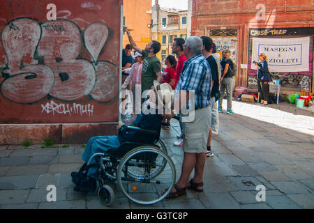 Venise, Italie. 15 Juin, 2016. . L'association 'Me asegni nizioleti" tente de nettoyer les murs des palais qui sont ruinés par les graffitis, impliquant également des étudiants américains. Comment conduire cette photo : contactez-nous par e-mail à sales@xianpix.com ou appelez le 44 (0)207 1939846 pour les prix et les conditions de copyright. Première utilisation uniquement, usage éditorial uniquement, tous les repros à payer, pas d'archivage. © Éveil/Xianpix Crédit : Massimiliano Donati/éveil/Alamy Live News Banque D'Images