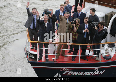 Londres, Royaume-Uni. 15 Juin, 2016. Nigel Farage (2L), leader de l'UKIP anti-immigration, des vagues à la foule sur un bateau d'une flottille de soutien au cours d'une campagne à la Grande-Bretagne de quitter l'Union européenne à Londres, Grande-Bretagne, le 15 juin 2016. Source : Xinhua/Alamy Live News Banque D'Images