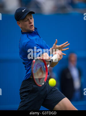 Londres, Royaume-Uni. 15 Juin, 2016. Kyle Edmund de Grande-Bretagne est en concurrence au cours de son premier tour de l'unique match contre Gilles Simon de la France au cours de la troisième journée de l'ATP-500 Aegon Championships au Queen's Club de Londres, la Grande-Bretagne le 15 juin 2016. Crédit : Jon Buckle/Xinhua/Alamy Live News Banque D'Images