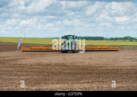 Chrishall Grange, près de Duxford Cambridgeshire UK 15 juin 2016. Les agriculteurs et les spécialistes de l'industrie des céréales, 2016 assister à la plus grande foire commerciale pour l'industrie de l'agriculture. Autour de 25000 personnes sont attendues pour visiter l'exposition au cours des deux prochains jours. Il y a des affiche de l'équipement, y compris les tracteurs, pulvérisateurs, semoirs et stands de services aux entreprises agricoles connexes Crédit : Julian Eales/Alamy live news Crédit : Julian Eales/Alamy Live News Banque D'Images