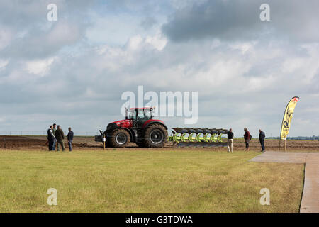 Chrishall Grange, près de Duxford Cambridgeshire UK 15 juin 2016. Les agriculteurs et les spécialistes de l'industrie des céréales, 2016 assister à la plus grande foire commerciale pour l'industrie de l'agriculture. Autour de 25000 personnes sont attendues pour visiter l'exposition au cours des deux prochains jours. Il y a des affiche de l'équipement, y compris les tracteurs, pulvérisateurs, semoirs et stands de services aux entreprises agricoles connexes Crédit : Julian Eales/Alamy live news Crédit : Julian Eales/Alamy Live News Banque D'Images