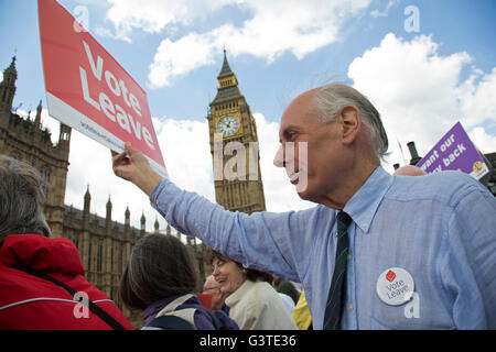 Londres, Royaume-Uni. 15 Juin, 2016. Comme une flottille de bateaux de pêche sur la Tamise arriver en dehors du Parlement, les manifestants se rassemblent pour les encourager dans le cadre de la campagne de laisser voter, de faire l'affaire pour Brexit référendum dans l'UE le 15 juin à Londres, Royaume-Uni. La flottille a été organisée par les patrons écossais dans le cadre de la campagne de pêche d'autorisation qui est contre la réglementation européenne de l'industrie de la pêche, et de la PCP Politique commune de la pêche. Crédit : Michael Kemp/Alamy Live News Banque D'Images