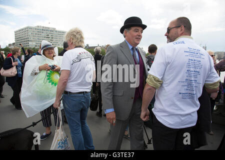 Londres, Royaume-Uni. 15 Juin, 2016. Comme une flottille de bateaux de pêche sur la Tamise arriver en dehors du Parlement, les manifestants se rassemblent pour les encourager dans le cadre de la campagne de laisser voter, de faire l'affaire pour Brexit référendum dans l'UE le 15 juin à Londres, Royaume-Uni. La flottille a été organisée par les patrons écossais dans le cadre de la campagne de pêche d'autorisation qui est contre la réglementation européenne de l'industrie de la pêche, et de la PCP Politique commune de la pêche. Crédit : Michael Kemp/Alamy Live News Banque D'Images